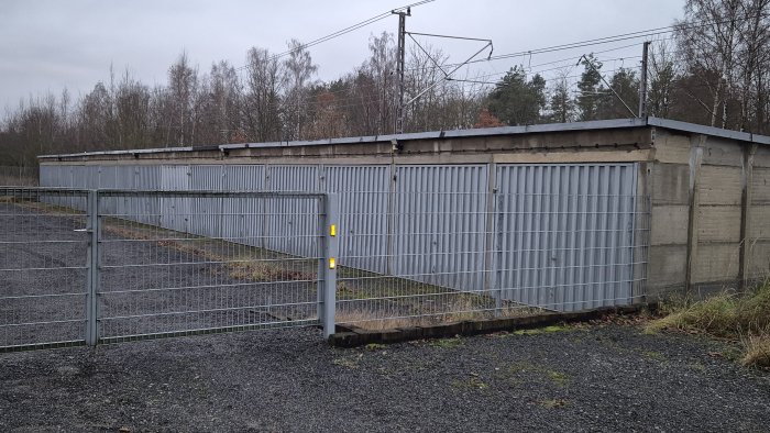 eingezäunter Garagekomplex